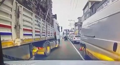 TIR'dan inip, bıçakla otomobile saldırdılar