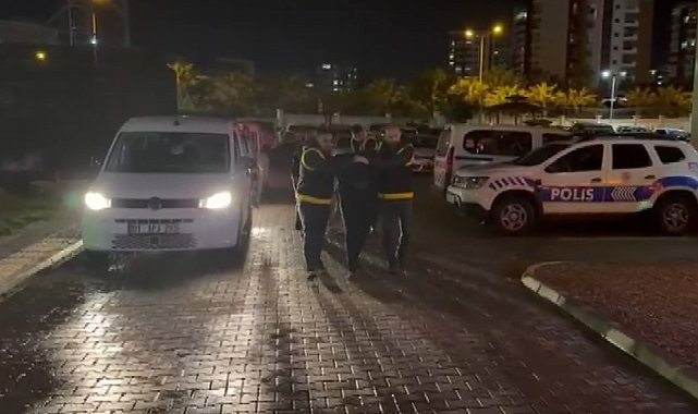 TIR'dan inip, bıçakla otomobile saldırdılar