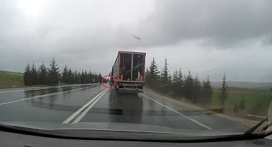 TIR'ın otomobile çarpıp sürüklediği kaza kamerada: 1 ölü, 2 yaralı