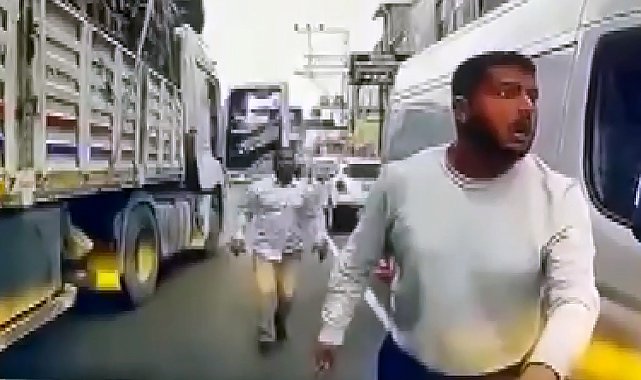 TIR'la otomobilin önünü kesip, sürücüyü tehdit eden baba ile oğlundan 'el hareketi' iddiası