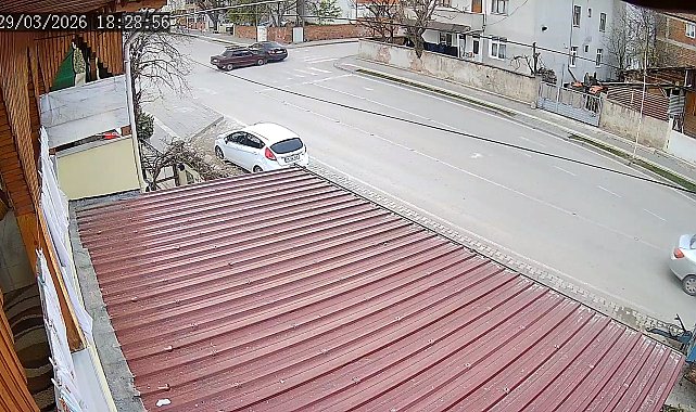 Tokat'ta 2 otomobilin çarpıştığı kaza kamerada; 2 yaralı