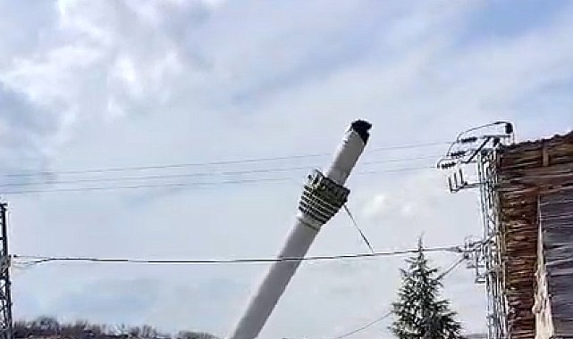 Tokat'taki depremde hasar gören minare, kontrollü olarak yıkıldı