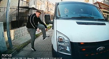 Trafikte tartıştığı kişinin kamyonetinin camını yumrukladı; o anlar kamerada
