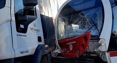 Tramvay ile kamyon çarpıştı; 3 yaralı