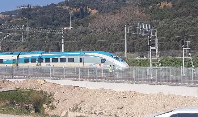 Trenin çarptığı yaya hayatını kaybetti