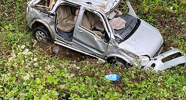 Uçuruma yuvarlanan aracın sürücüsü ile onu kurtarırken fenalaşan görevli, hastaneye kaldırıldı