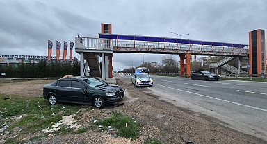 Üst geçide 20 metre mesafede otomobilin çarptığı yaya öldü