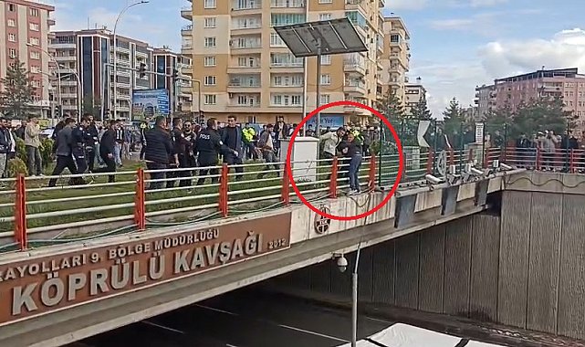 Üst geçitten atlamak isteyen kişiyi polis kurtardı
