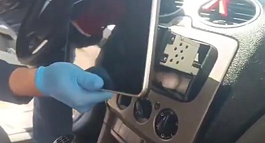 Uyuşturucuları araç teybinin arkası, torpido kasası ve tavan döşemesine zulalamış