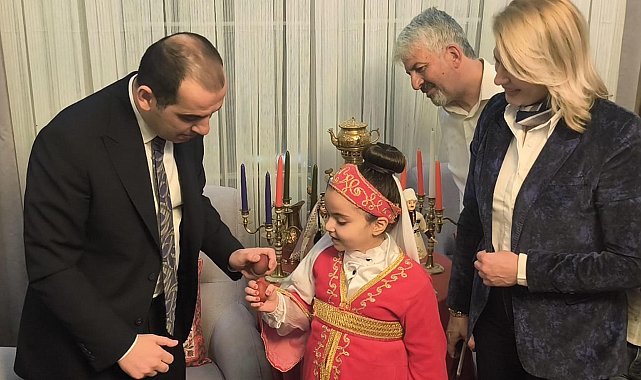 Vali Taşolar, yumurta tokuşturup, Nevruz ateşinin üzerinden atladı