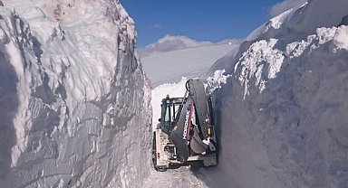 Van'ın İran sınır hattındaki askeri üs bölgelerinde 4 metre karla mücadele