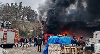 Yangın çıkan depoda zarar oluştu