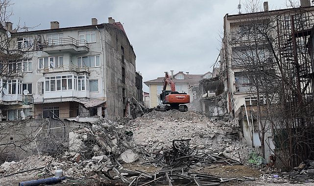 Yıkım sırasında bitişik binadaki dairenin yatak odasının duvarı yıkıldı