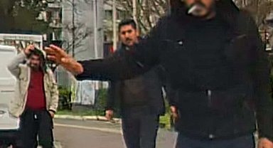 Yol vermek istemeyen sürücüyü darbetmeye çalıştılar; o anlar kamerada