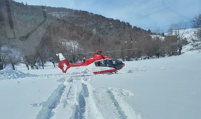Yolu kardan kapanan köydeki hasta, ambulans helikopterle hastaneye kaldırıldı
