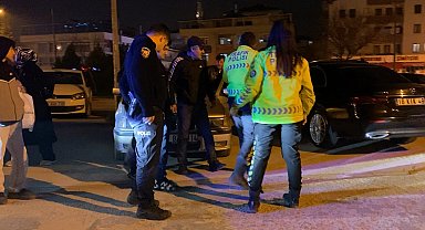 Yüksek sesle müzik dinleyen sürücünün aracı trafikten menedildi; baba polise direndi