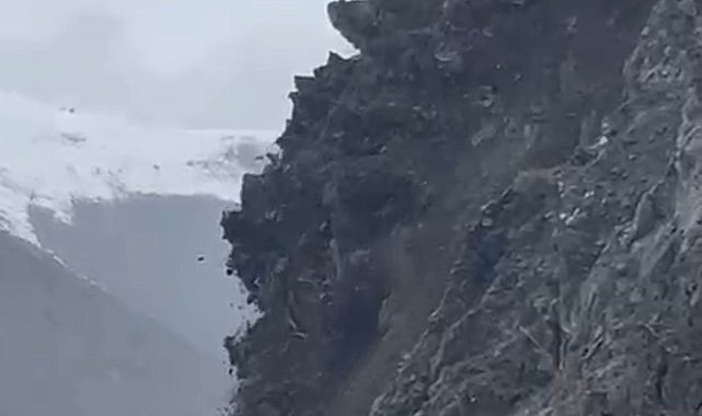 Yüksekova'da heyelan anları kamerada