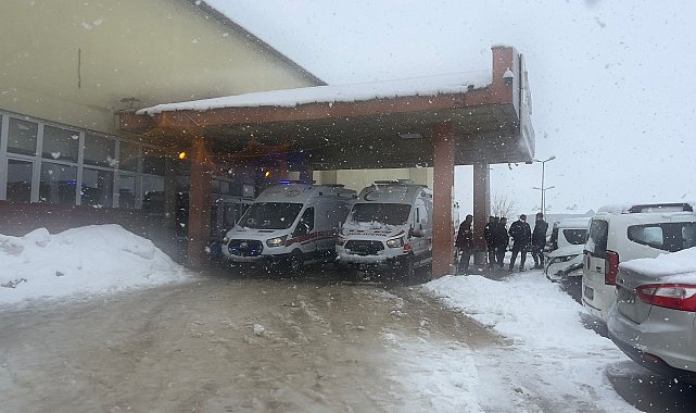 Yüksekova'da otomobille kamyonet çarpıştı: 1 ölü, 8 yaralı