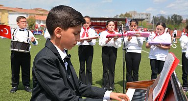 10 yaşındaki Yusuf piyano çaldı, arkadaşları melodikalarla eşlik etti