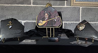 14 usta, Aşık Veysel'in şiirleri ve hayatını obsidyen taşlarına işledi