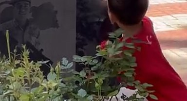 3 yaşındaki Sezer, adını aldığı şehit amcasının mezarını öpüp, suladı