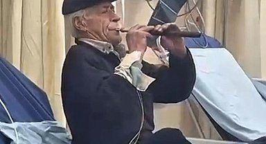 'Acımı hafifletiyor' deyip acil serviste zurna çaldı