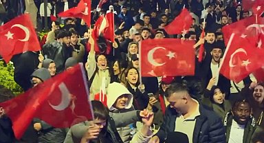 'Bizim Çocuklar'ın başarısı Trabzon'da horon ve kolbastı oynayarak kutlandı