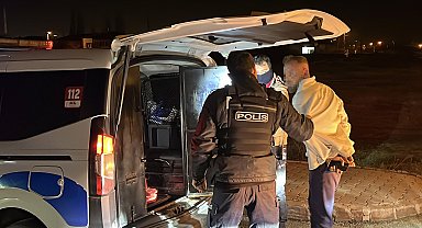 'Dur' ihtarına uymayan sürücü otomobiliyle kaldırıma çarpınca yakalandı