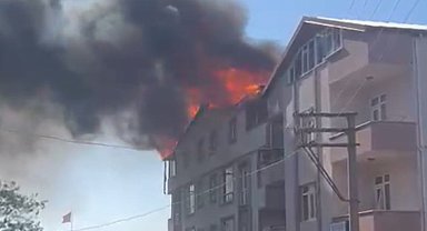 4 katlı binanın çatısı alev alev yandı