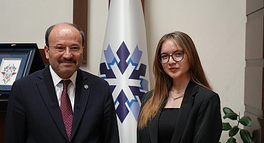 4'üncü sınıf öğrencisi Gizem, rektörün 11 saatini gözlemledi