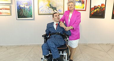 52 yıldır yatalak oğluna bakan emekli öğretmenden 15'inci resim sergisi