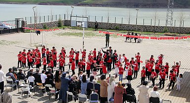 7 öğrencili okulda 77 kişinin katılımı ile 23 Nisan coşkusu