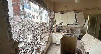 8 katlı binanın yıkımı sırasında iş yerinden sonra bir evin de duvarı yıkıldı