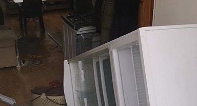 Aç kalan ayılar, pencereden girdiği yayla evini talan etti