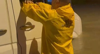 Adana'da sağanak hayatı olumsuz etkiledi; minibüste mahsur çocuklar kurtarıldı