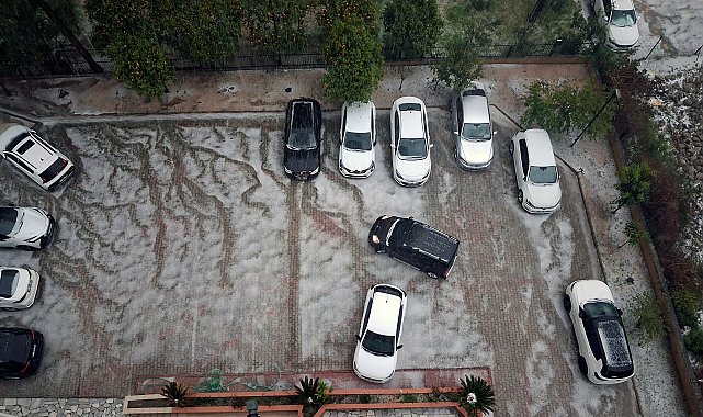 Adana'da sağanak ve dolu yağışı; cadde ve sokaklar beyaza büründü