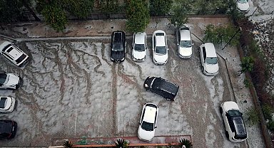 Adana'da sağanak ve dolu yağışı; cadde ve sokaklar beyaza büründü