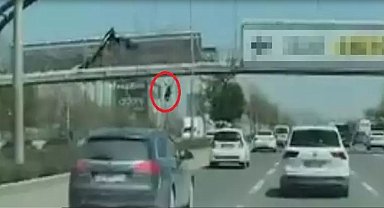 Afiş asarken üst geçitten düşen ve otomobil çarpan işçi, son yolculuğuna uğurlandı