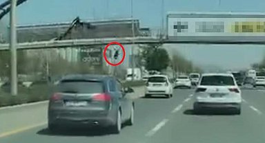 Afiş asarken üst geçitten düşüp, otomobilin altında kalarak öldü