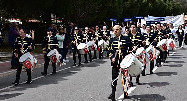 Alaçatı Ot Festivali'nde renkli kortej