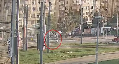 Alev alan elektrikli otomobile yangın battaniyesiyle müdahale kamerada