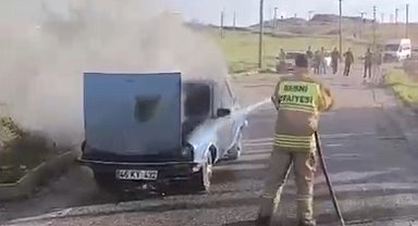 Alev alan otomobiline müdahale ederken yaralandı