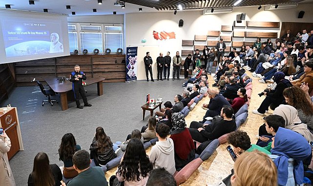 Alper Gezeravcı, Eskişehir'de üniversitelilerle bir araya geldi