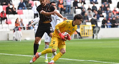 Altay'da kaleci Ulaş'tan büyük özveri