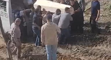 Altınları için öldürülen anne ile oğlu toprağa verildi