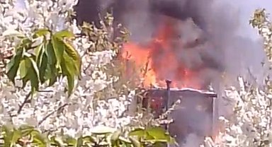 Amasya'da 2 katlı ev ve dopu alev alev yandı