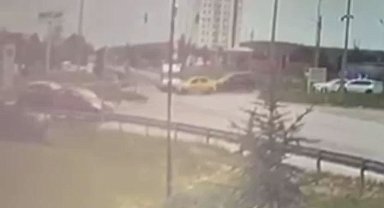 Ambulansla taksinin çarpıştığı kaza kamerada; 5 yaralı