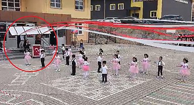 Anaokulu bahçesinde gösteri yapan öğretmen ve öğrencilerin üzerine tabela düştü; olay kamerada