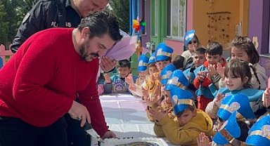 Anaokulu öğrencilerinden şüpheli şahıs ihbarına gelen polislere pastalı sürpriz