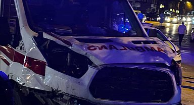Ankara'da ambulans ile hafif ticari araç kafa kafaya çarpıştı; 4 yaralı